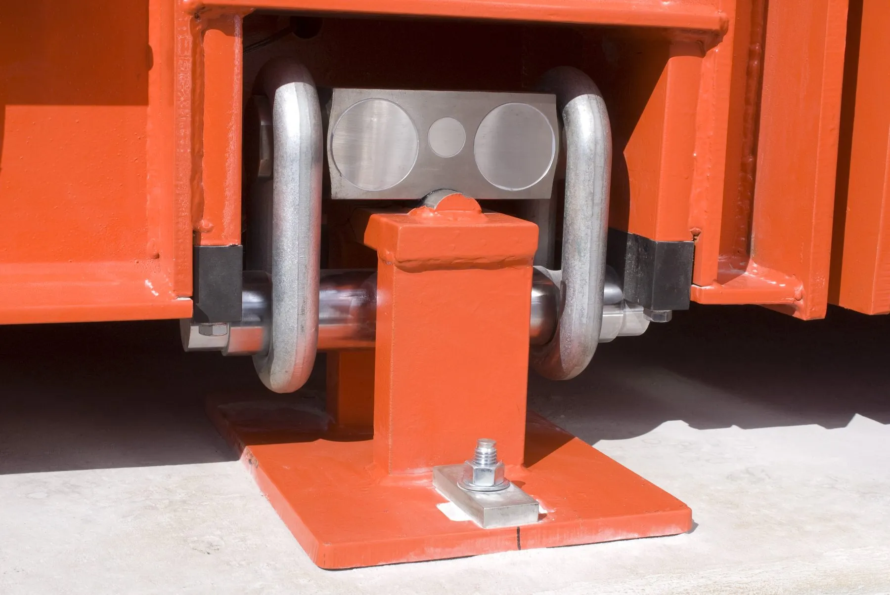 Diamondback 8560XD load cell mount: a double-ended shear beam on an orange corner stand, a link at each end, the load pin below