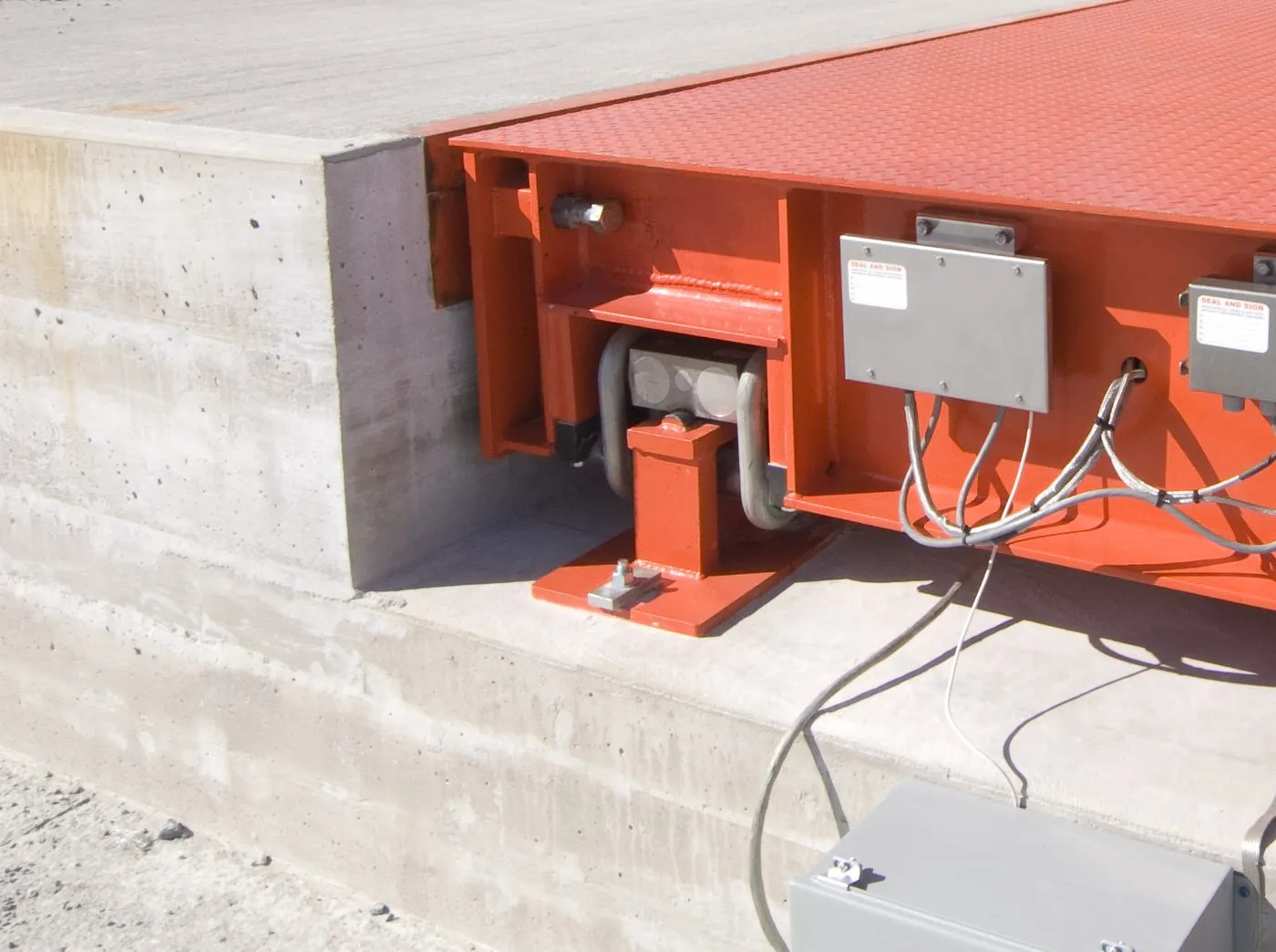 Approach end of a Diamondback 8560XD: a bumper check bolt faces the end wall, above the end load cell and its two links